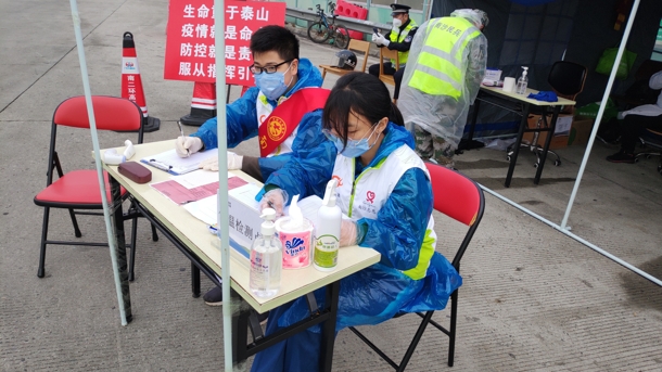 D:\Backup\桌面\新闻\20200227经济学院学子积极参与疫情防控志愿服务工作\学生党务助理张娟参与疫情防控志愿服务(发文稿).jpg