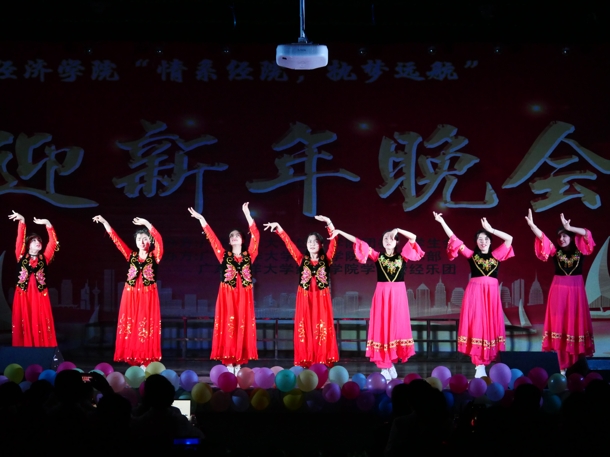 D:\Backup\桌面\新闻\1226经济学院举办迎新年文艺晚会(院)\2新疆民族舞蹈(发文稿).jpg