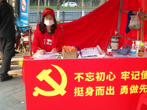 D:\Backup\桌面\新闻\20200227经济学院学子积极参与疫情防控志愿服务工作\学生干部黄舒婷参与疫情防控志愿服务(发文稿).jpg